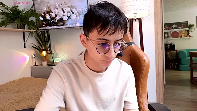 Snapshot of Sr_evann chatting on 05-18-26, 05:40 Sr evann online show from 05-18-26, 05:40