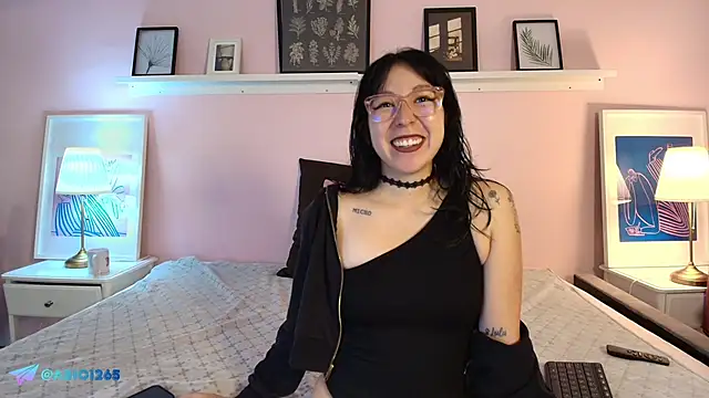 Snapshot of Abigailladyy chatting on 04-24-26, 11:45 Abigailladyy online show from 04-24-26, 11:45