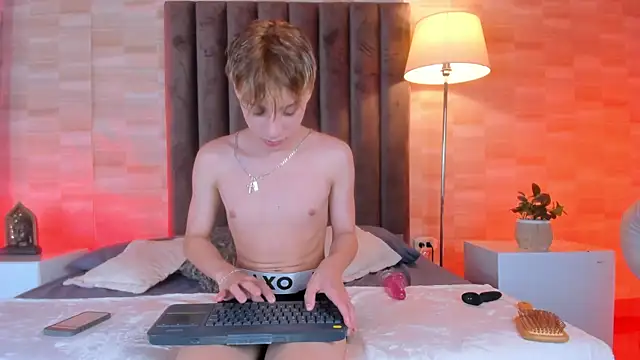 Isaac Grey online show from 04-08-26, 07:37