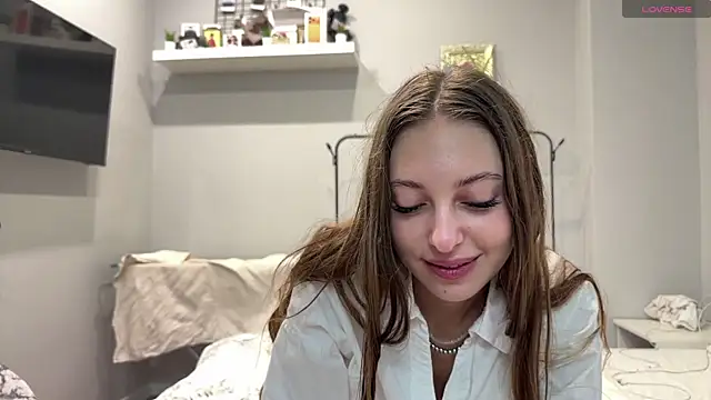 Snapshot of selena_favn chatting on 06-10-26, 02:35 selena favn online show from 06-10-26, 02:35