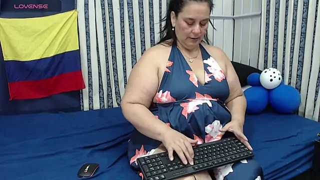 Snapshot of Sharlot_curvy chatting on 06-19-26, 09:31 Sharlot curvy online show from 06-19-26, 09:31