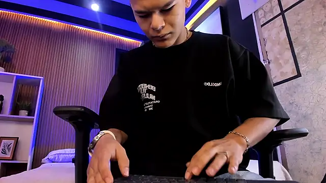 DylanRoyce  online show from 04-07-26, 12:18