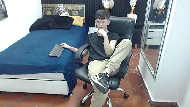 Snapshot of trevor_mob chatting on 06-10-26, 04:52 trevor mob online show from 06-10-26, 04:52