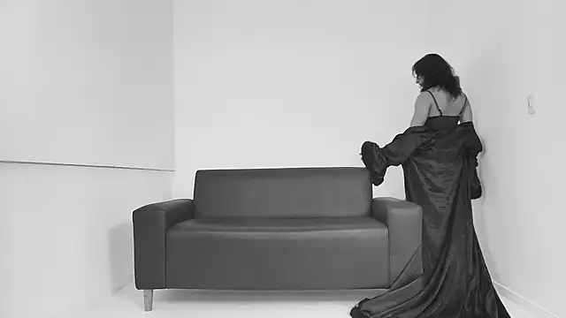 Elisasue online show from 05-18-26, 04:29