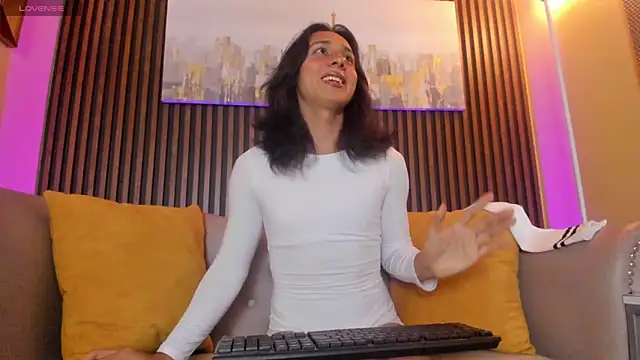 Snapshot of Elisasue chatting on 06-08-26, 03:18 Elisasue online show from 06-08-26, 03:18