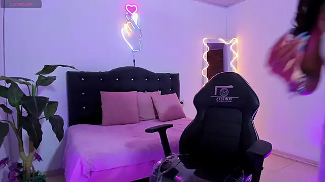 LINDSAY TAY online show from 04-09-26, 03:30