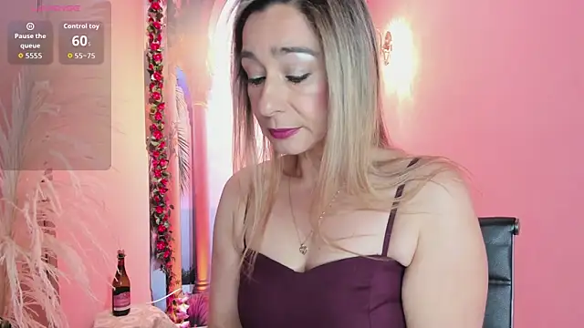 Snapshot of Madam_Dalila chatting on 06-10-26, 01:34 Madam Dalila online show from 06-10-26, 01:34