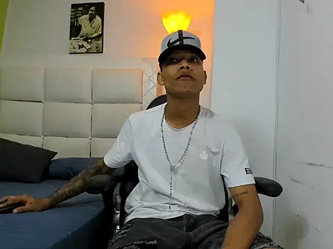 Snapshot of emanuel_23cm chatting on 02-28-26, 02:22 emanuel 23cm online show from 02-28-26, 02:22