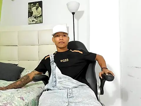 Snapshot of emanuel_23cm chatting on 02-25-26, 02:01 emanuel 23cm online show from 02-25-26, 02:01