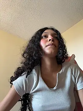 Snapshot of Sophiemoo_ chatting on 07-18-26, 04:26 Sophiemoo online show from 07-18-26, 04:26