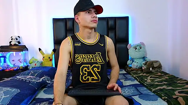 Snapshot of Dereek_Hot chatting on 02-26-26, 09:37 Dereek Hot online show from 02-26-26, 09:37