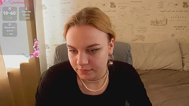 Snapshot of Glow_Margo chatting on 06-18-26, 01:15 Glow Margo online show from 06-18-26, 01:15