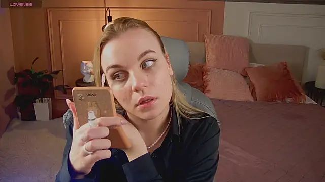 Glow Margo online show from 04-11-26, 01:02