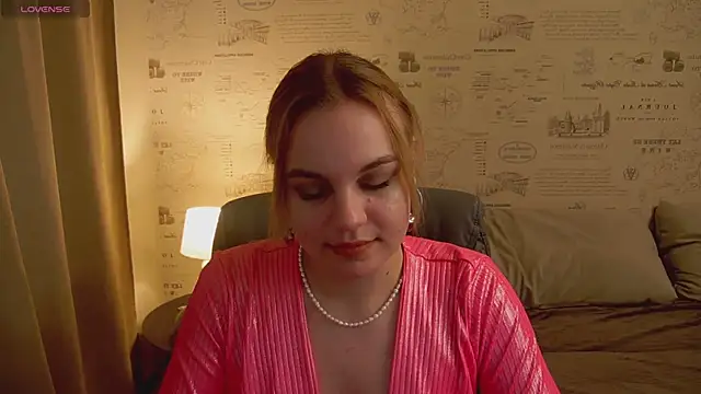 Snapshot of Glow_Margo chatting on 06-12-26, 01:14 Glow Margo online show from 06-12-26, 01:14