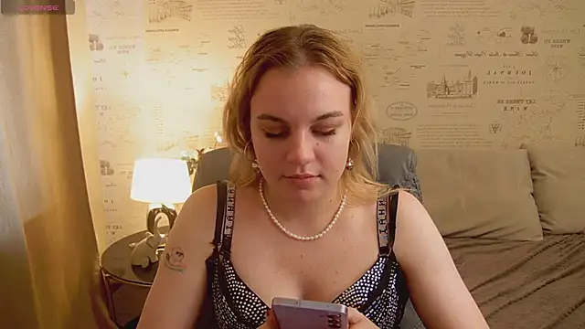 Snapshot of Glow_Margo chatting on 06-05-26, 06:52 Glow Margo online show from 06-05-26, 06:52