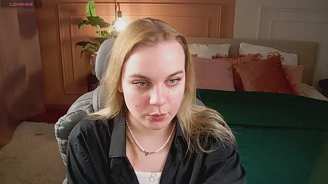 Glow Margo online show from 04-18-26, 01:08