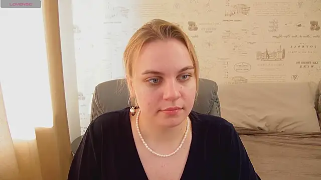Snapshot of Glow_Margo chatting on 06-08-26, 01:28 Glow Margo online show from 06-08-26, 01:28