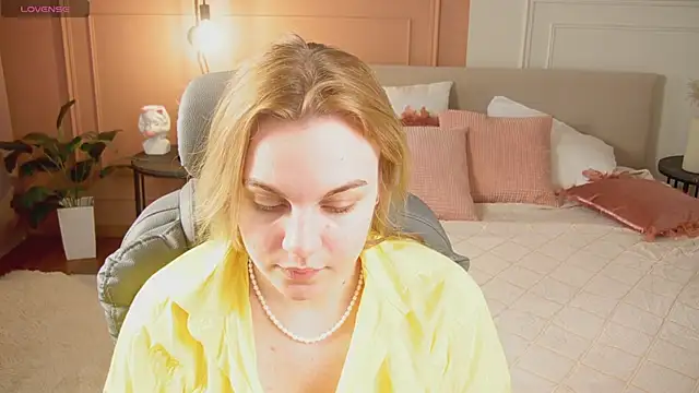 Glow Margo online show from 04-25-26, 01:08