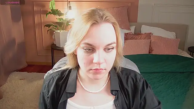 Glow Margo online show from 04-19-26, 01:06