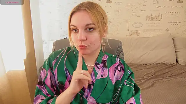 Snapshot of Glow_Margo chatting on 06-20-26, 01:21 Glow Margo online show from 06-20-26, 01:21
