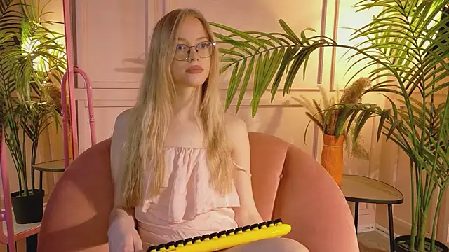 Dear Tessa online show from 04-19-26, 03:13