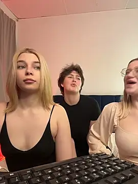 Snapshot of grl4u chatting on 03-13-26, 10:15 grl4u online show from 03-13-26, 10:15