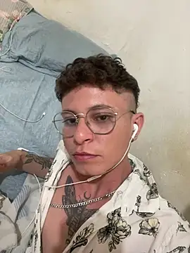 Snapshot of erickmoor2526 chatting on 02-26-26, 01:44 erickmoor2526 online show from 02-26-26, 01:44