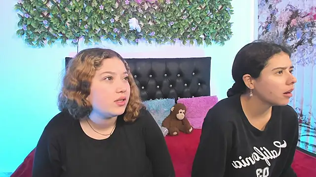 valeria and zoe online show from 04-28-26, 01:59