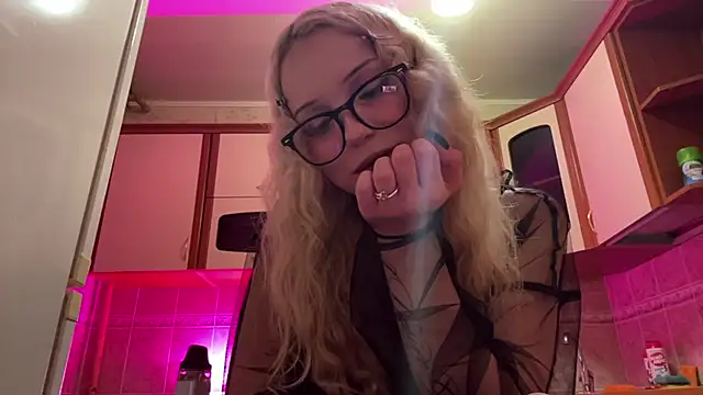 Snapshot of Mollywannatouch chatting on 02-26-26, 06:52 Mollywannatouch online show from 02-26-26, 06:52