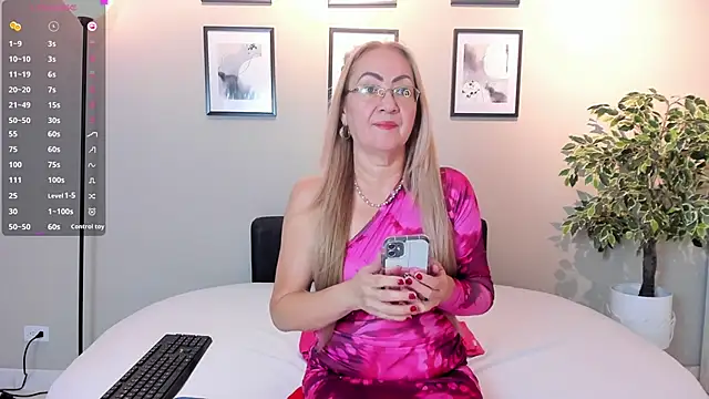 Snapshot of Victoria_Firee chatting on 04-18-26, 07:18 Victoria Firee online show from 04-18-26, 07:18