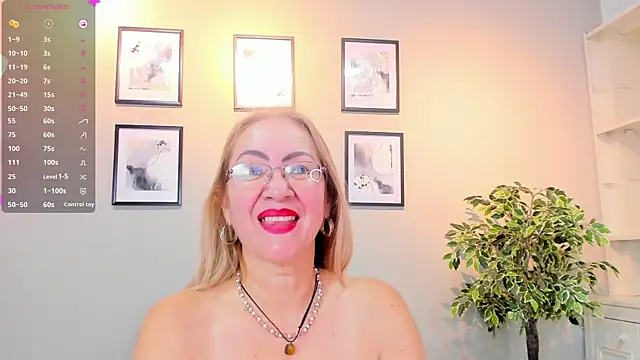 Snapshot of Victoria_Firee chatting on 04-19-26, 06:10 Victoria Firee online show from 04-19-26, 06:10