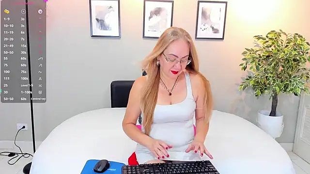 Snapshot of Victoria_Firee chatting on 04-19-26, 12:28 Victoria Firee online show from 04-19-26, 12:28
