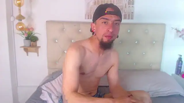Snapshot of Rommen_N_Zoe chatting on 04-28-26, 02:27 Rommen N Zoe online show from 04-28-26, 02:27