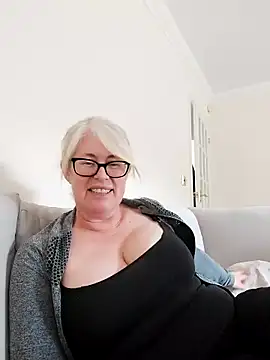 FlirtyFleur-x online show from 04-21-26, 11:06