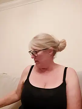 FlirtyFleur-x online show from 04-14-26, 07:08