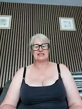 FlirtyFleur-x online show from 06-18-26, 08:13