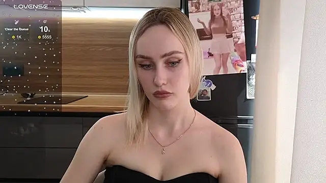 Snapshot of Bella_Villen chatting on 07-10-26, 08:14 Bella Villen online show from 07-10-26, 08:14