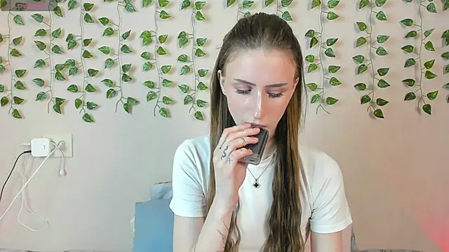 Snapshot of EllieRough chatting on 06-18-26, 04:22 EllieRough online show from 06-18-26, 04:22
