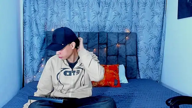 Snapshot of Dantekent chatting on 06-21-26, 02:01 Dantekent online show from 06-21-26, 02:01