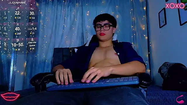 Snapshot of Dantekent chatting on 07-18-26, 12:47 Dantekent online show from 07-18-26, 12:47