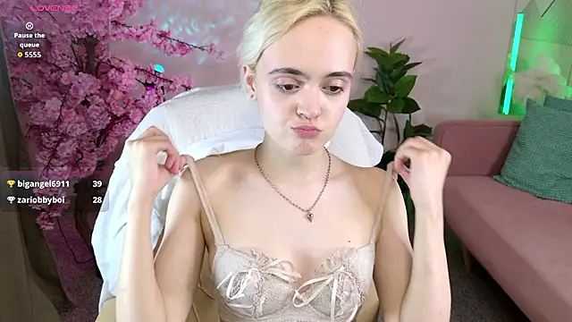 Snapshot of Bambi_Bloom chatting on 03-27-26, 08:26 Bambi Bloom online show from 03-27-26, 08:26