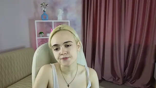 Snapshot of Bambi_Bloom chatting on 03-18-26, 04:48 Bambi Bloom online show from 03-18-26, 04:48