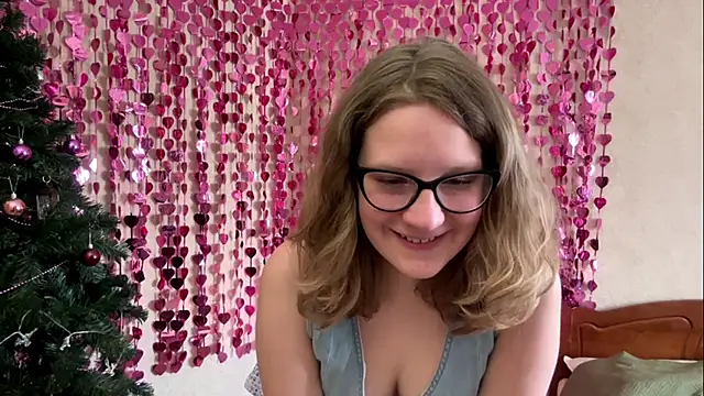 Snapshot of Luminosa chatting on 02-28-26, 11:43 Luminosa online show from 02-28-26, 11:43