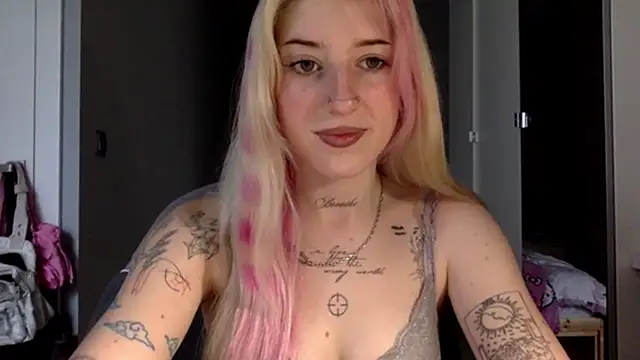 Snapshot of EmmyWet chatting on 07-07-26, 04:21 EmmyWet online show from 07-07-26, 04:21