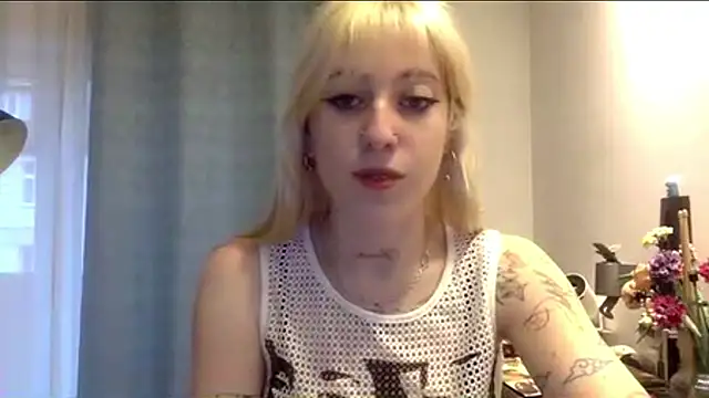 Snapshot of EmmyWet chatting on 06-11-26, 04:15 EmmyWet online show from 06-11-26, 04:15