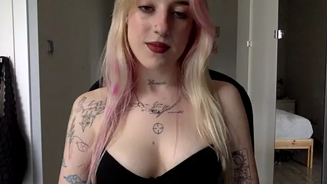 Snapshot of EmmyWet chatting on 07-12-26, 03:13 EmmyWet online show from 07-12-26, 03:13
