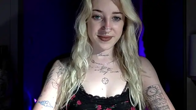 Snapshot of EmmyWet chatting on 06-20-26, 04:12 EmmyWet online show from 06-20-26, 04:12