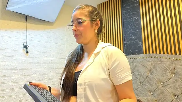 ElisVega online show from 03-08-26, 02:04