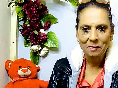 Snapshot of Hot_queen58 chatting on 06-10-26, 06:03 Hot queen58 online show from 06-10-26, 06:03
