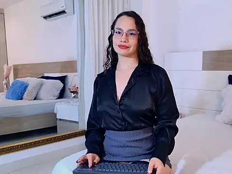 Snapshot of EmmaRicco chatting on 04-28-26, 07:51 EmmaRicco online show from 04-28-26, 07:51